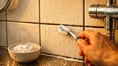 Fugen reinigen mit Natron: so werden dunkle Badfugen wieder hell