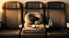 Schlafen im Flugzeug ohne Fensterplatz: die besten Tipps für Langstreckenflüge
